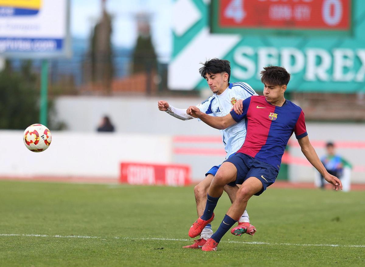 Brian Fariñas (d), con el Barcelona en la final de Copa del Rey juvenil ante el Real Zaragoza.