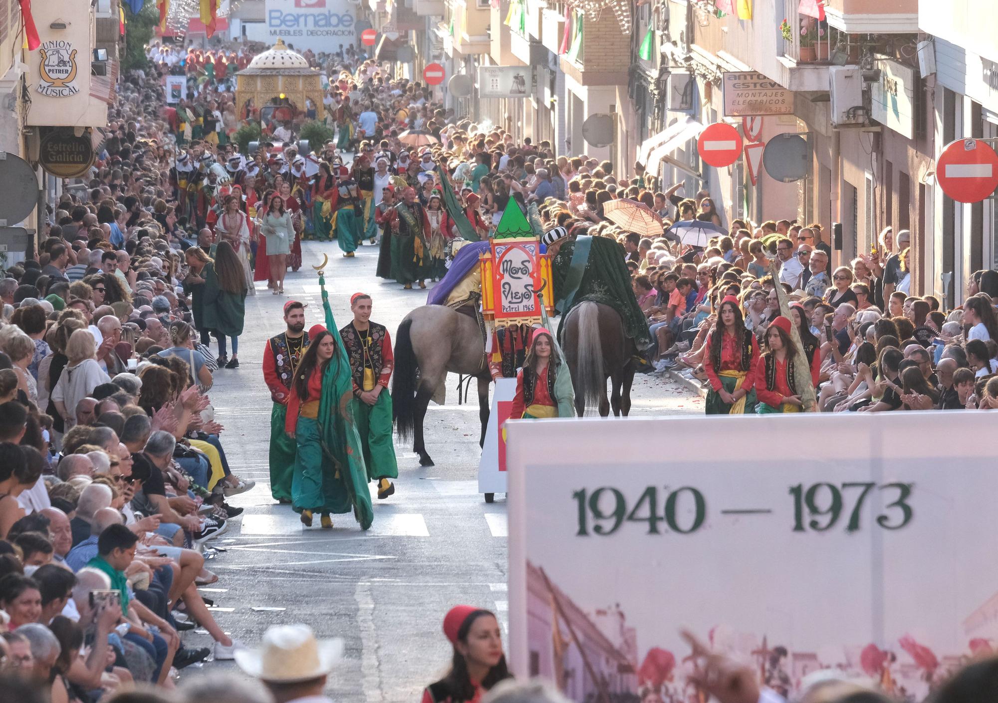 Así ha sido el desfile conmemorativo del 200 aniversario de los Moros Viejos de Petrer