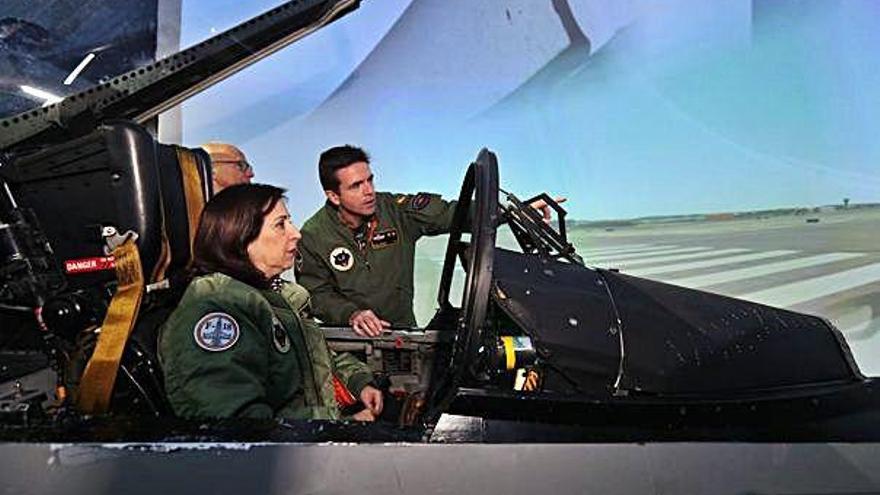 La ministra de Defensa, Margarita Robles, ahir dins del simulador d&#039;un caça a Madrid