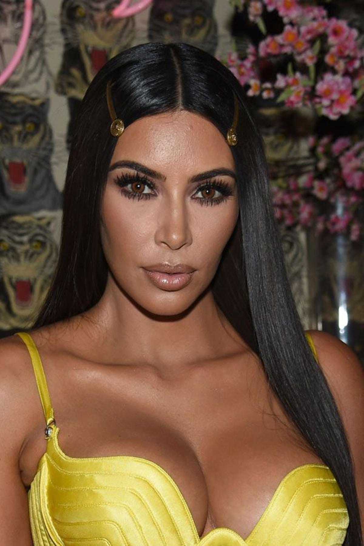 Kim Kardashian y su peinado con horquillas