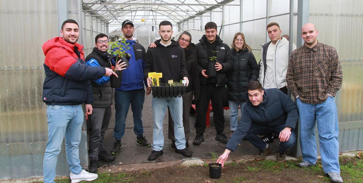 Profesoras y alumnos posando a puertas del vivero. |  Iñaki Osorio