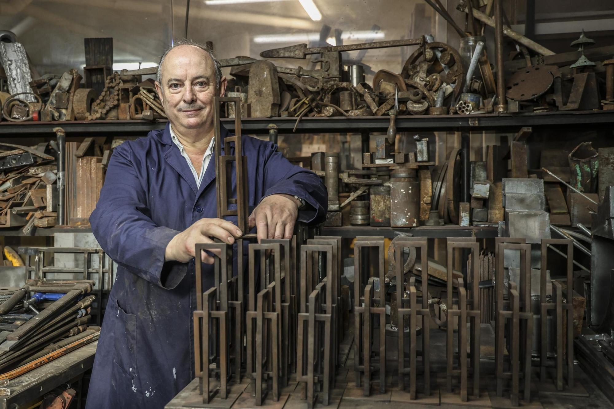 Frutos María, en su taller, junto a las piezas de «Armonía Vertical» que serán entregadas a los ganadores de los premios «Importantes».