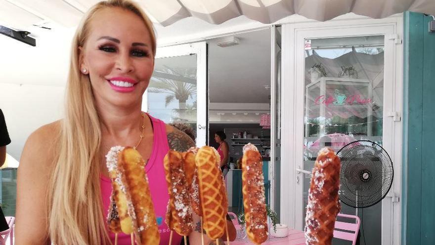 Hier war noch alles Friede, Freude, Waffelkuchen: Nadescha Leitze bei der Eröffnung des Café Pause im Sommer 2019.