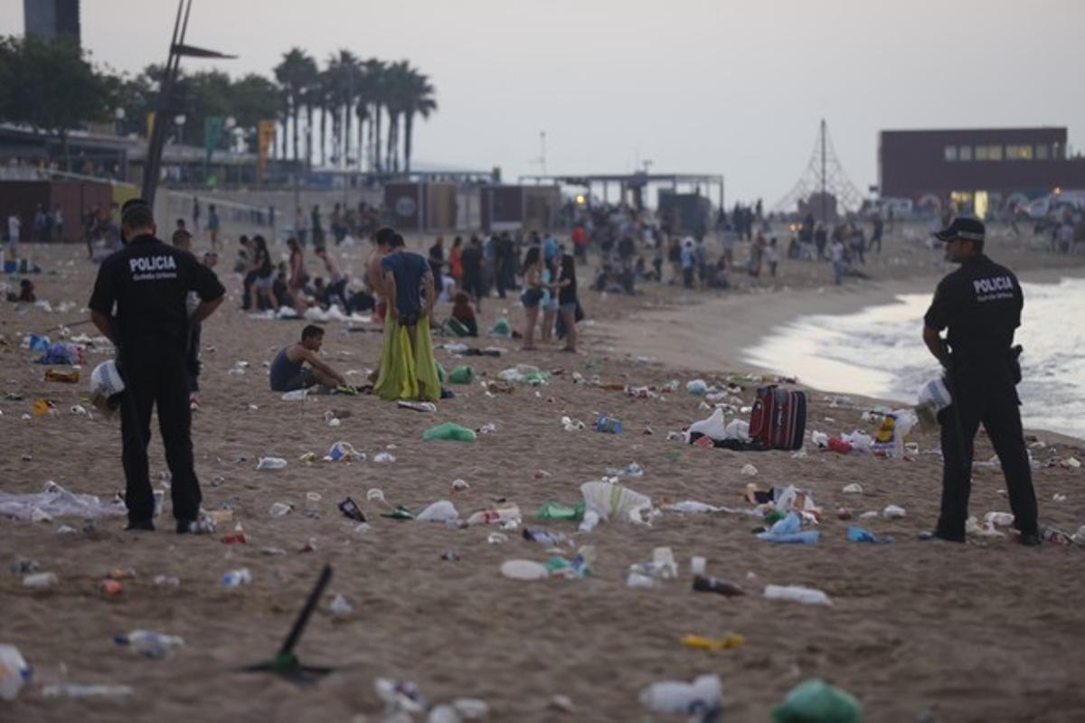 Dos agents, a la platja del Bogatell, aquest matí.