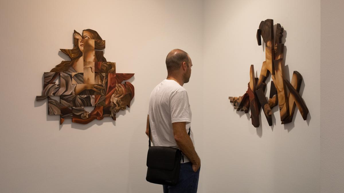 Un visitante contempla la obra de Javier Carpintero