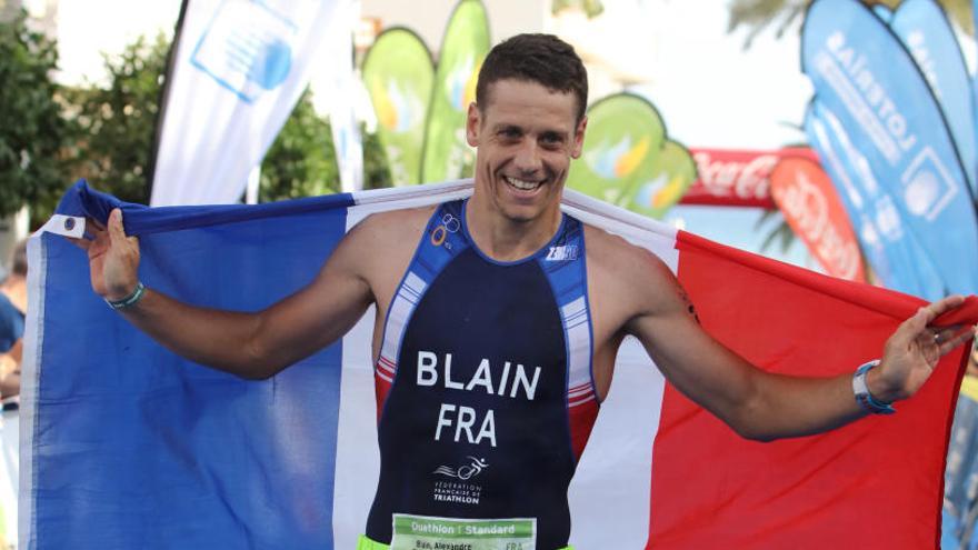 El francés Alexandre Blain, primer clasificado de la general, celebra su victoria en la meta de Santa Eulària.