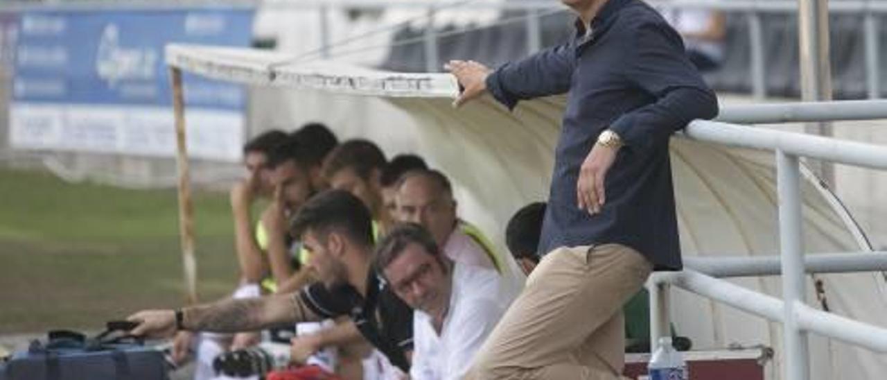 El entrenador albinegro observa a sus hombres en el último partido en Castalia.