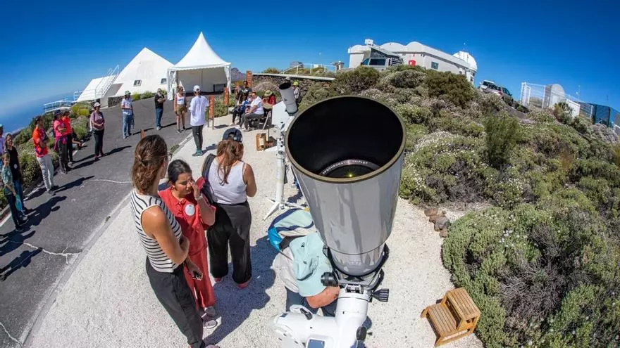 Un día entre telescopios en la cima de España: el Observatorio del Teide recibe a mil personas
