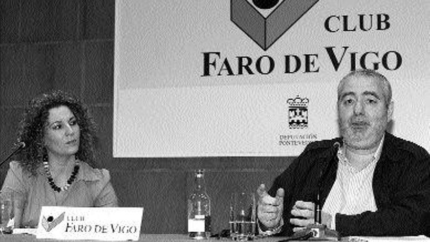 Santi Santamaría fue presentado por Elena Ocampo, periodista de FARO DE VIGO. / ricardo grobas