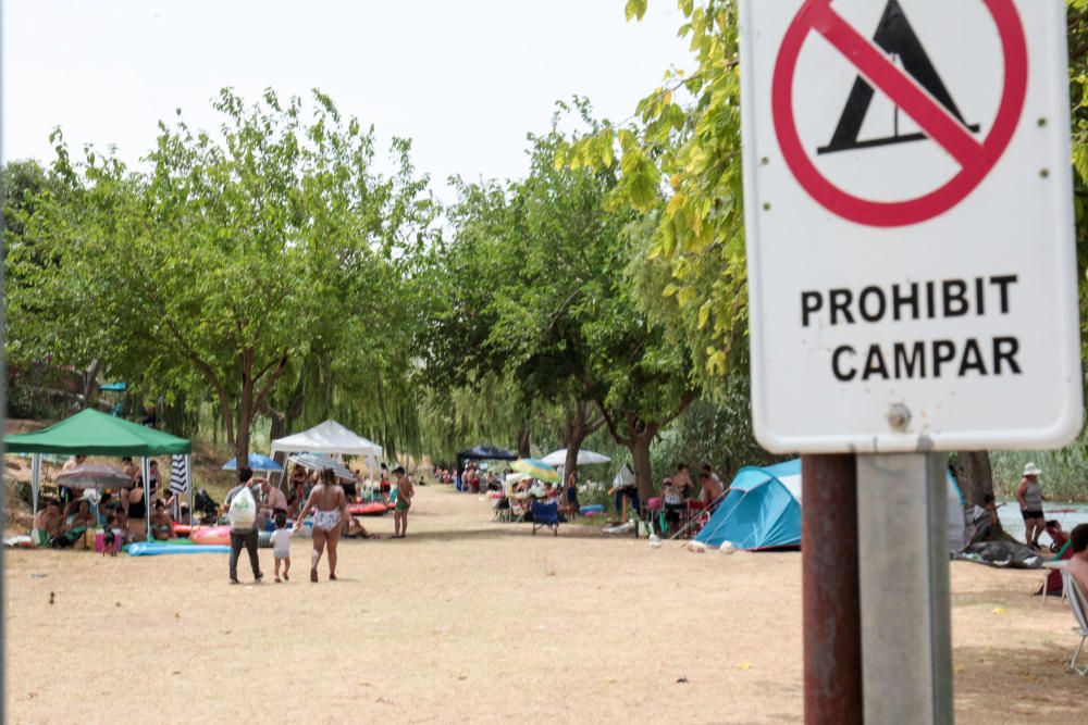 Los bañistas acuden al Assut d'Antella aunque el baño está prohibido