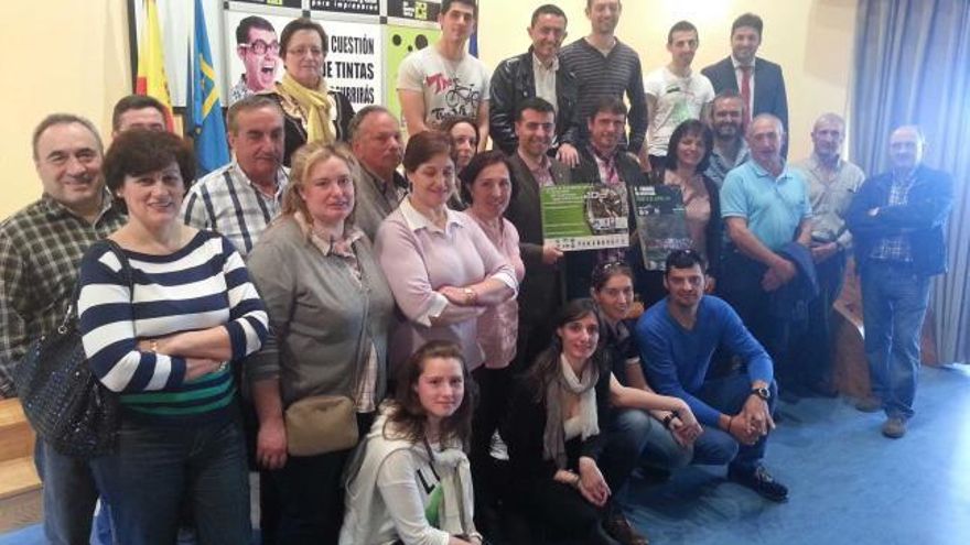 Los vecinos y representantes municipales, ayer, en Cangas del Narcea.