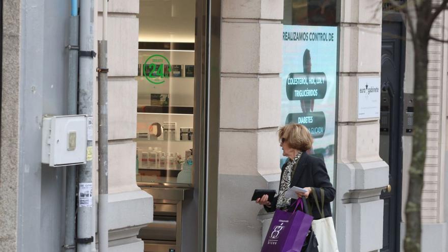 Una mujer entra en una farmacia. | Iago López