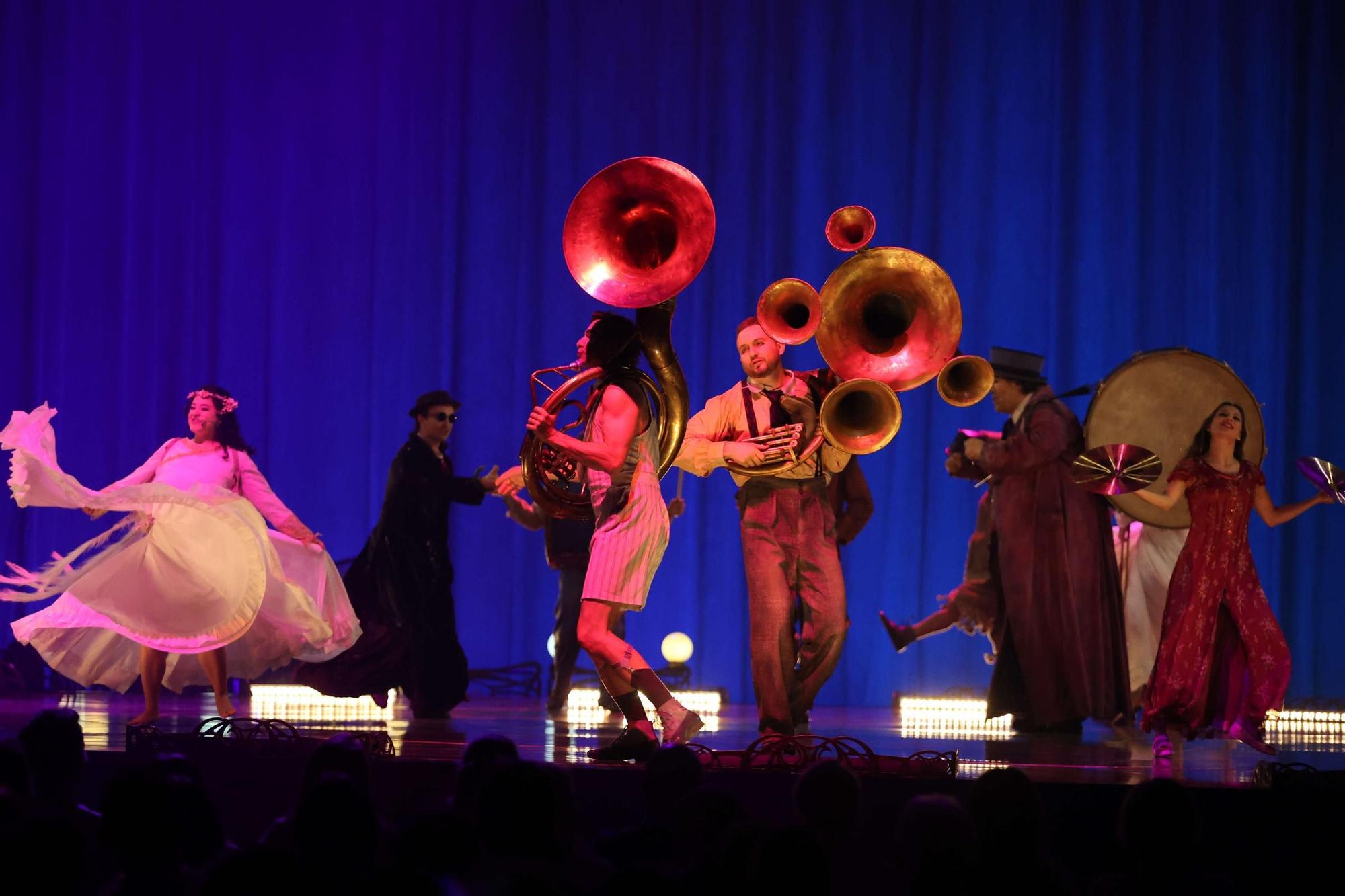 El público de A Coruña aplaude a los artistas del Circo del Sol con 'Corteo' en el Coliseum