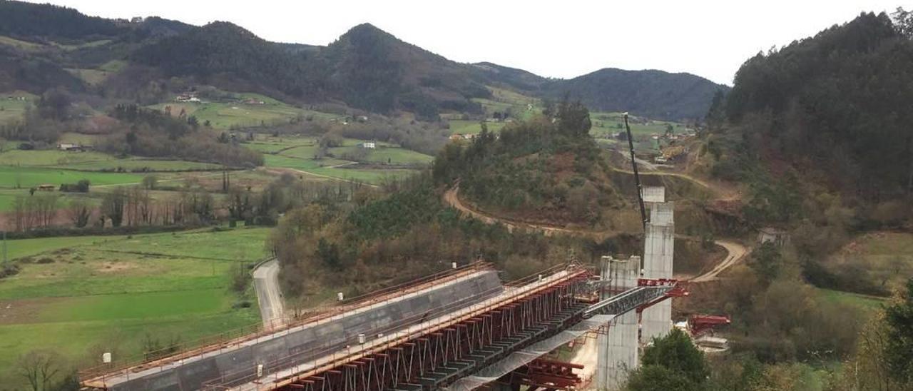 Obras en el primer viaducto después de Cornellana, en sentido Salas.