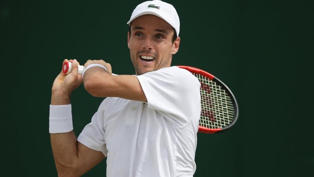 Roberto Bautista, en ación en Wimbledon ante Cilic.