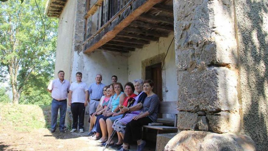 Por la izquierda, de pie, Avelino Álvarez, José Álvarez, Baltasar Pandal y Miguel Rodríguez; sentadas, Anita Díaz, Aquilina Blanco, Benedicta Guerra, Ana Galán, Tere Pandal, Josefa Poo y Esther Coro, junto a la escuela.