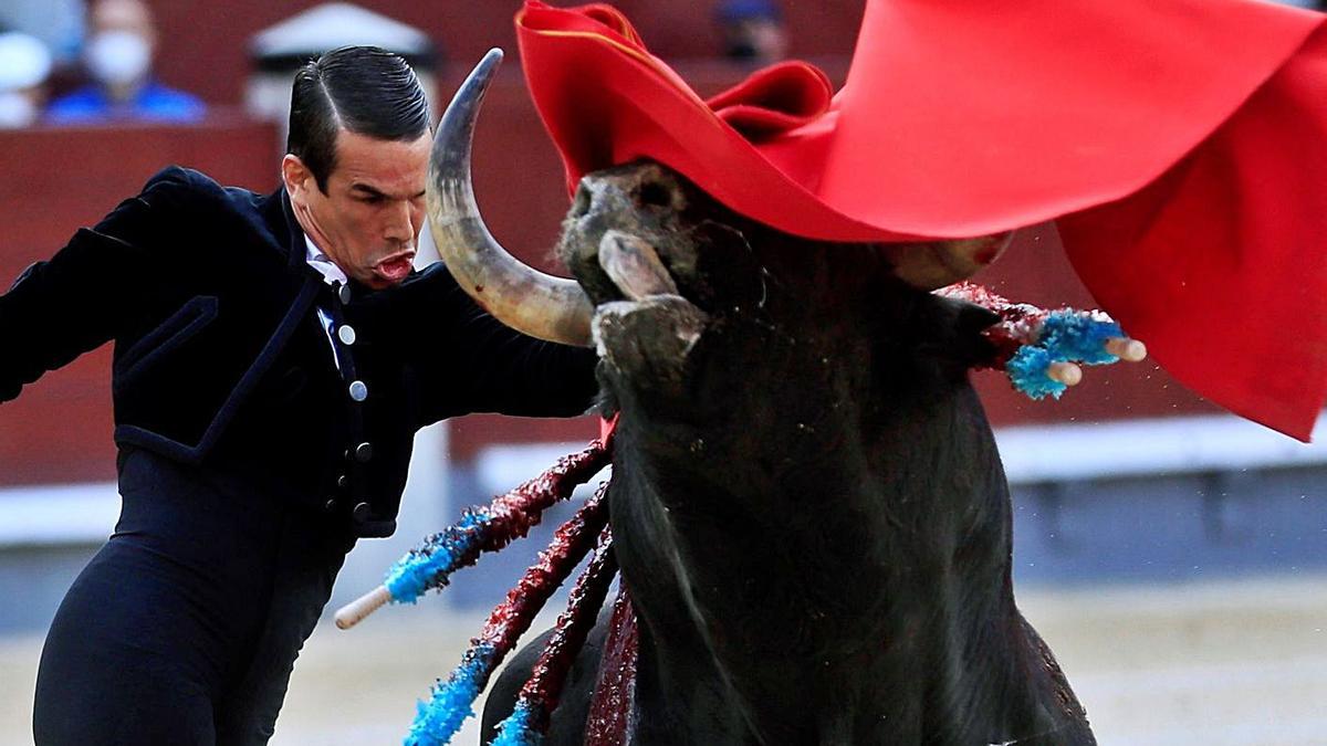 El diestro José María Manzanares, ayer, dando un pase de pecho al astado de Victoriano del Río. | FERNANDO ALVARADO/EFE