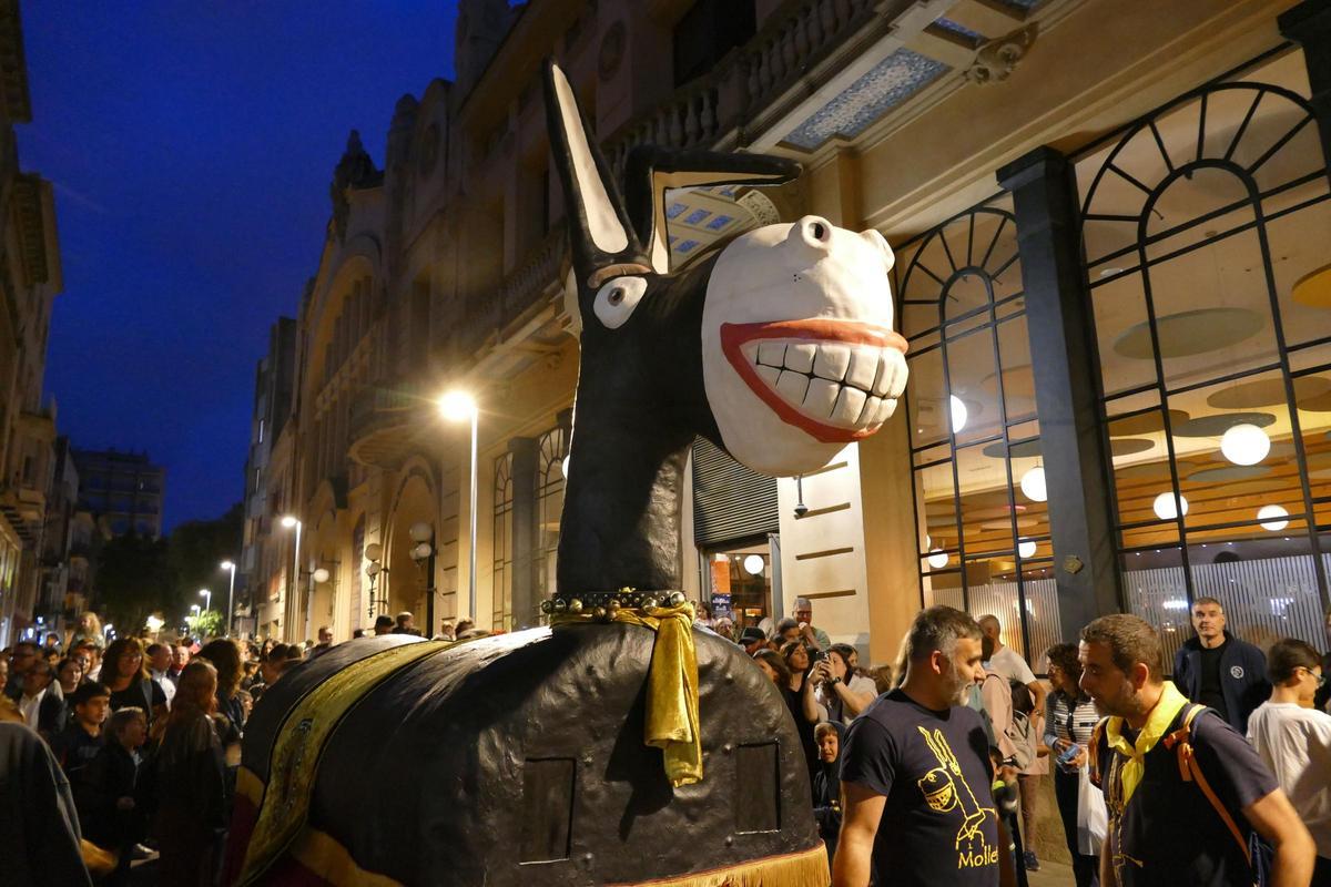 EN IMATGES | La Nit de la Cebeta més multitudinària engresca grans i petits