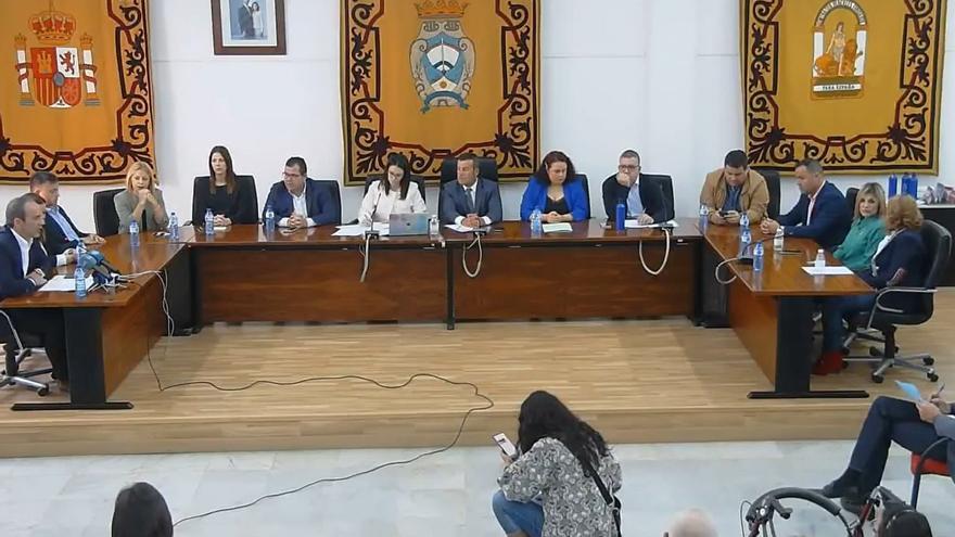 Salvador Hernández preside el pleno tras ser investido alcalde de Carboneras al prosperar la moción de censura contra el PP