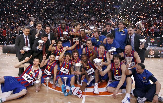 Los jugadores del Regal FC Barcelona celebran su victoria, después de vencer al Olympiacos de Atenas durante el partido por la final de la Euroliga de baloncesto en Bercy, París (Francia).