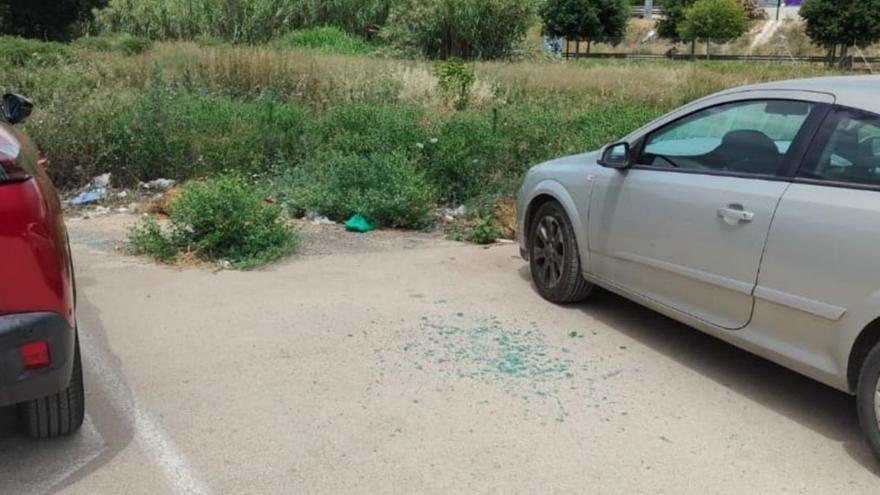 Uno de los más de veinte vehículos asaltados en las últimas semanas en algunas pedanías.