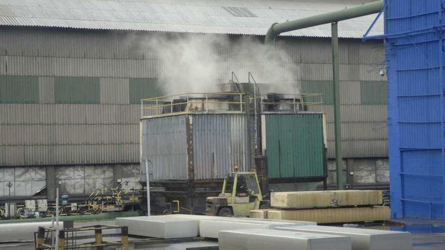 Aluminio almacenado en las instalaciones de Alcoa en el polígono de A Grela.