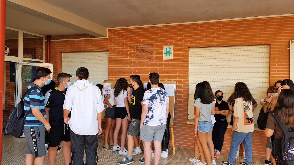 Los alumnos del IES de Pinoso en su primer día de clases.