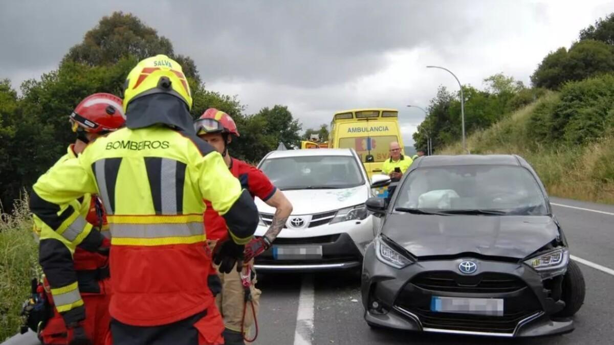 Dos de los tres turismos implicados en el choque en Lalín este lunes