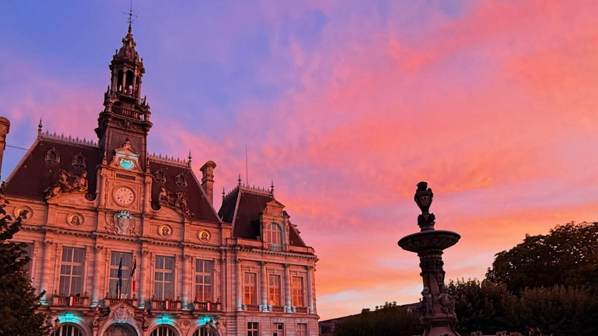 El Ayuntamiento de Limoges destruido por un incendio en la jornada de protestas en Francia