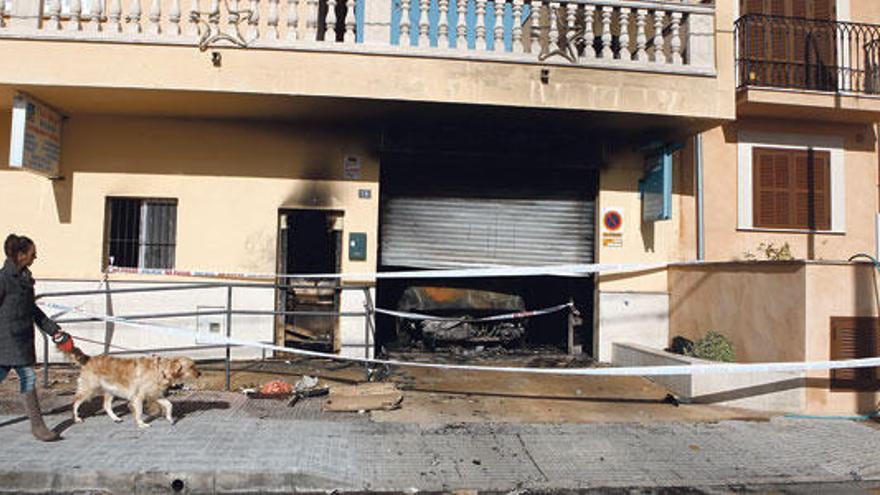 Un aparatoso incendio destruye un almacén de fontanería en Son Ferriol