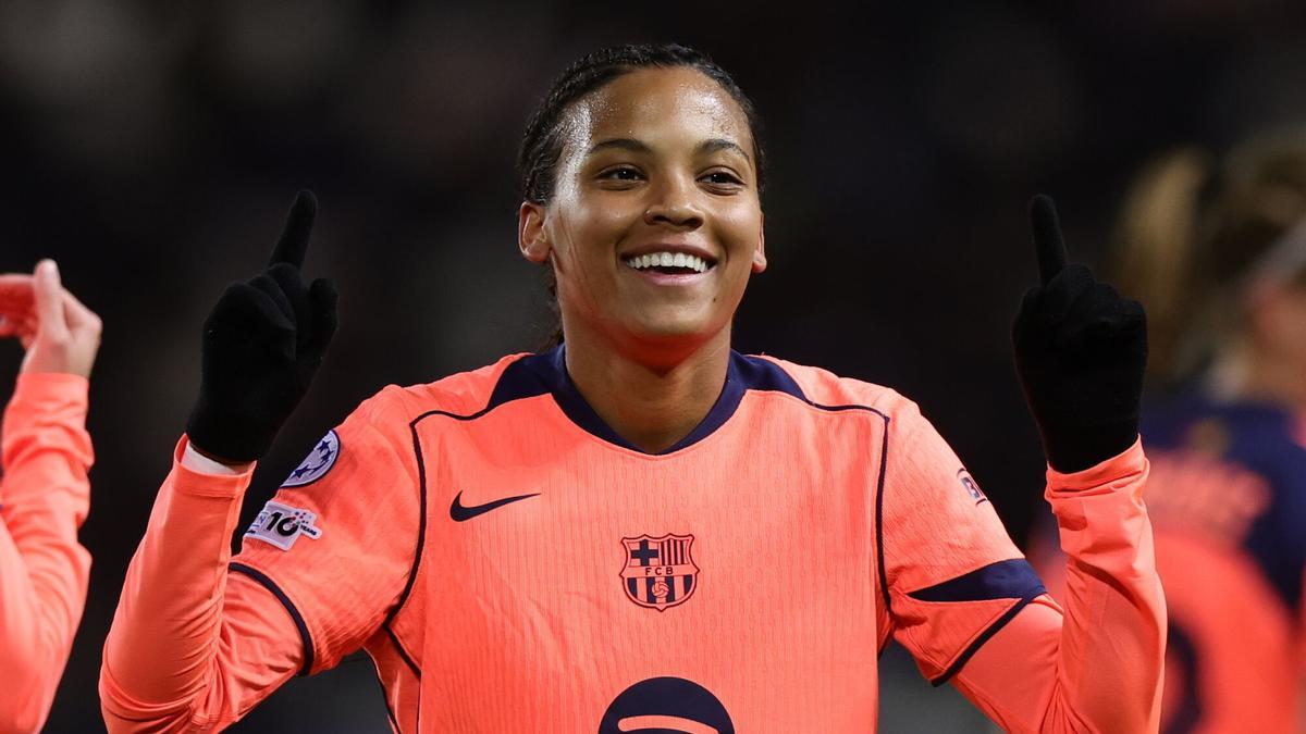 Vicky Lopez celebrando su gol