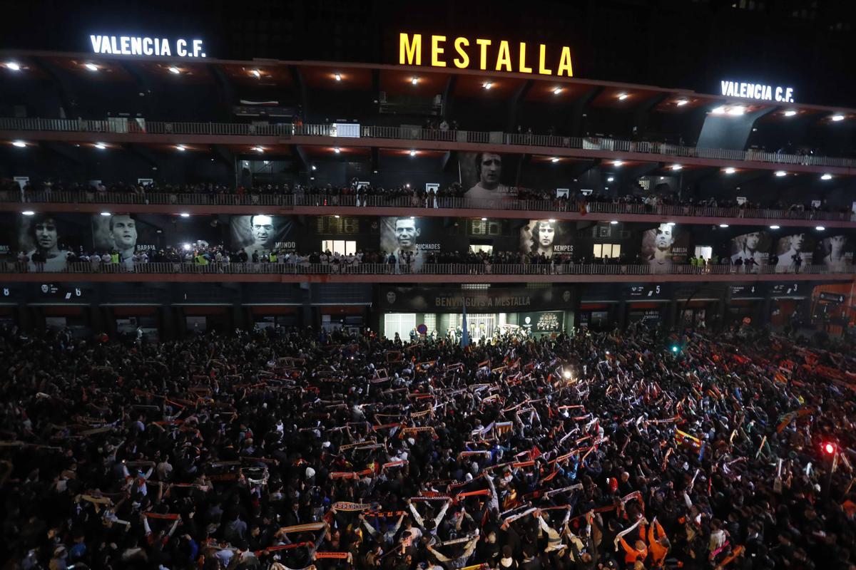 La afición valencianista, apostada a los pies del balcón de Mestalla tras lograrse el pase a la final copera.