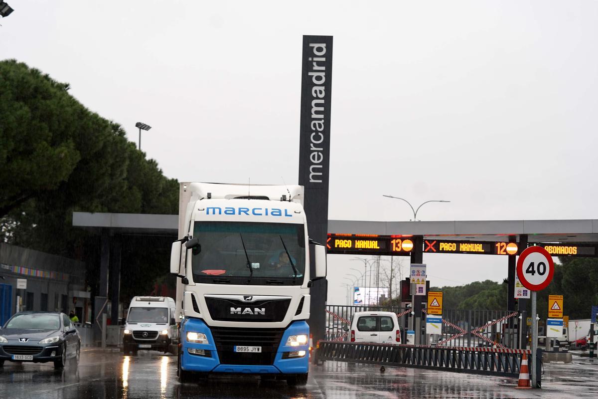 Normalidad en la puerta de Mercamadrid, en el primer día de la convocatoria de paro nacional indefinido por parte de la Plataforma para la defensa del Transporte.