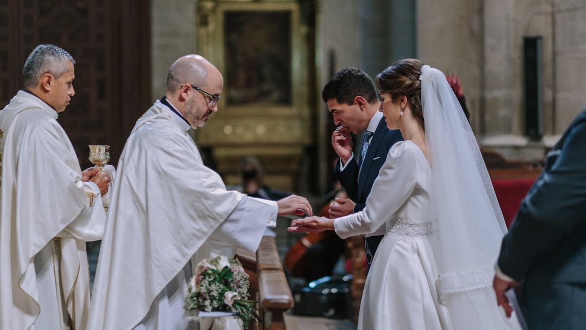 El párroco Manuel Alonso, oficiando el matrimonio de Cristian Serrano y Raquel Clavería en Meres