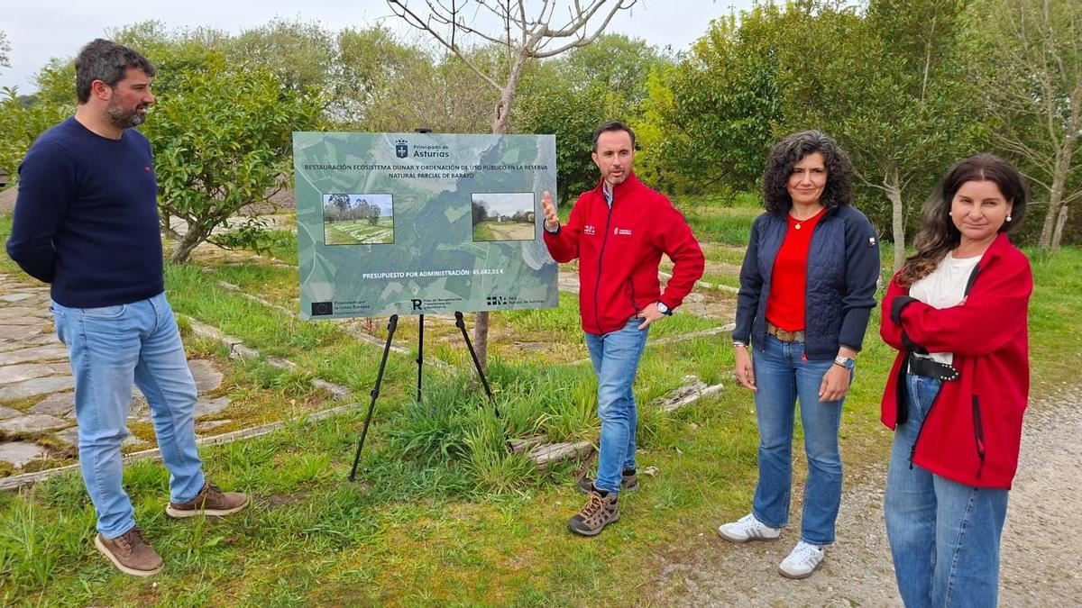 Valdés celebra la inversión en Barayo: un proyecto de 50.000 euros para mejorar el espacio público y proteger la duna