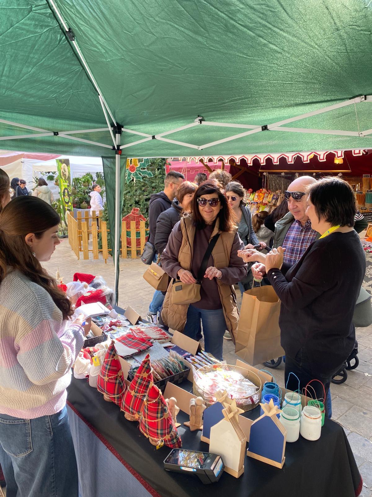 Los productos solidarios se venden también en mercadillos de la ciudad