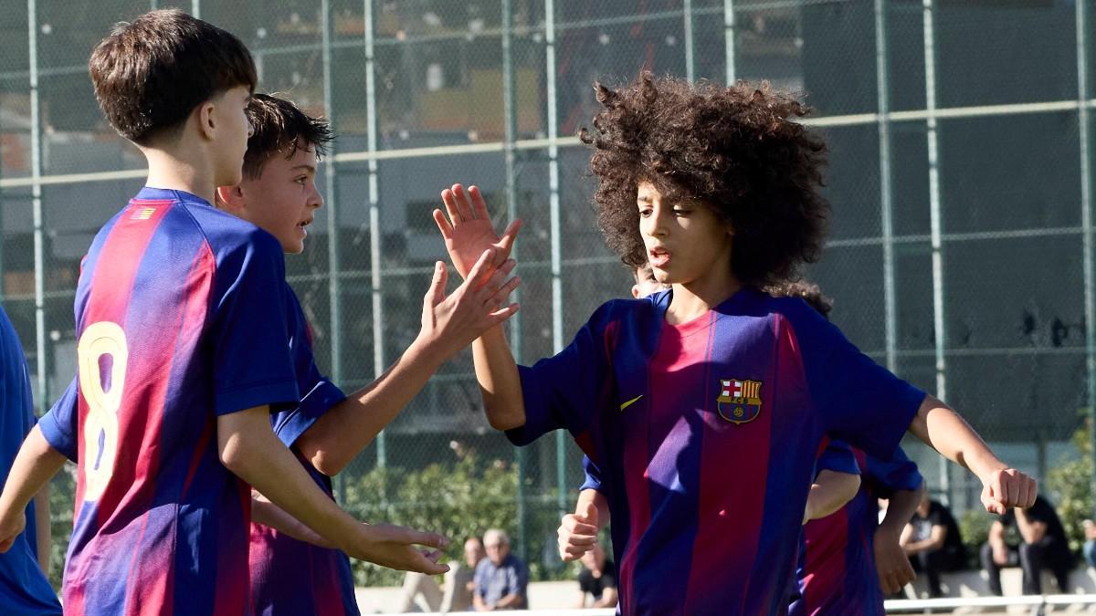 Adam Qaroual y David Moreno celebran un gol