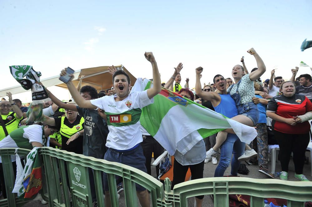 Unos mil aficionados ven el triunfo del Elche en pantalla gigante junto al estadio Martínez Valero