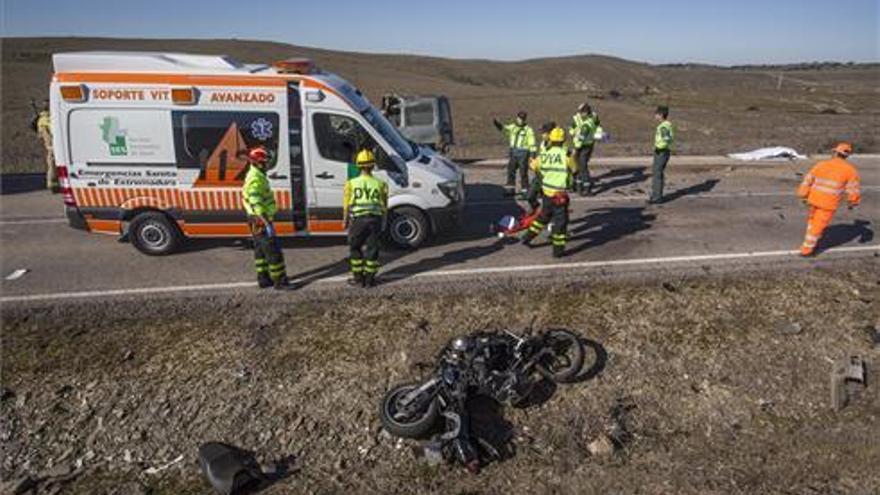 Dos muertos en Cáceres tras el choque de una motocicleta y una furgoneta