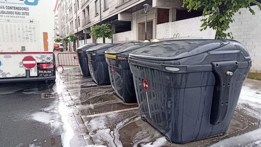 Contenedores recién lavados en la calle Emilio Alonso Paz.