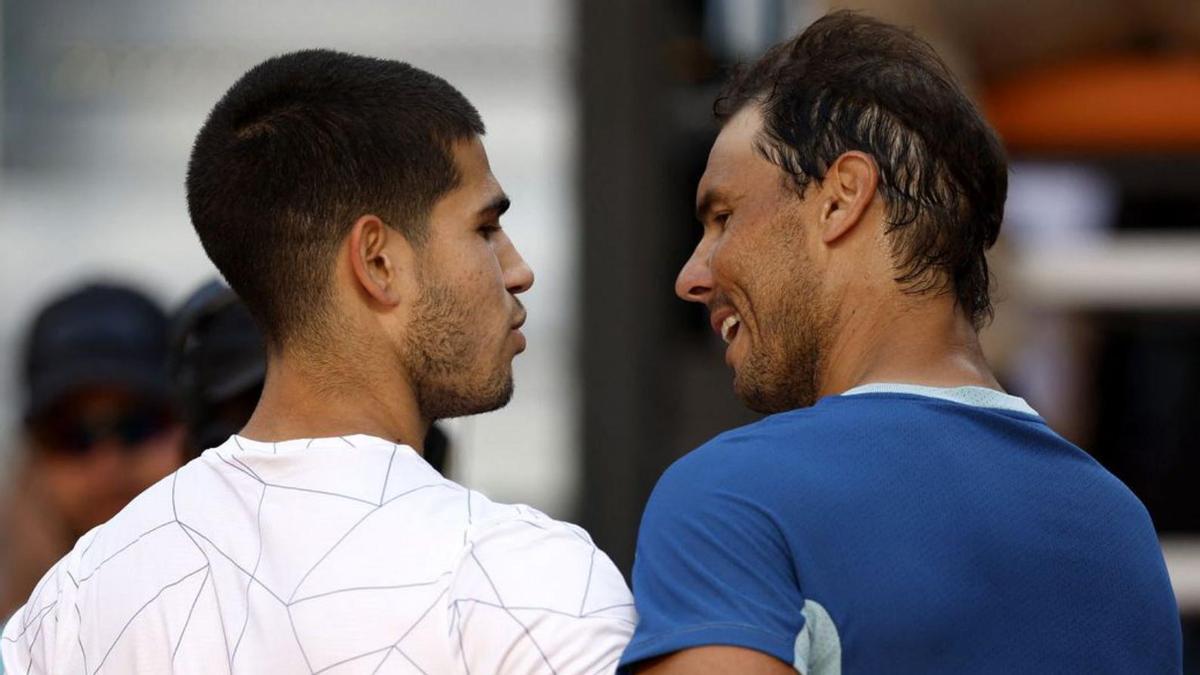 Rafael Nadal (re.) gratuliert in Madrid seinem Bezwinger Carlos Alcaraz. | FOTO: MEDINA/REUTERS