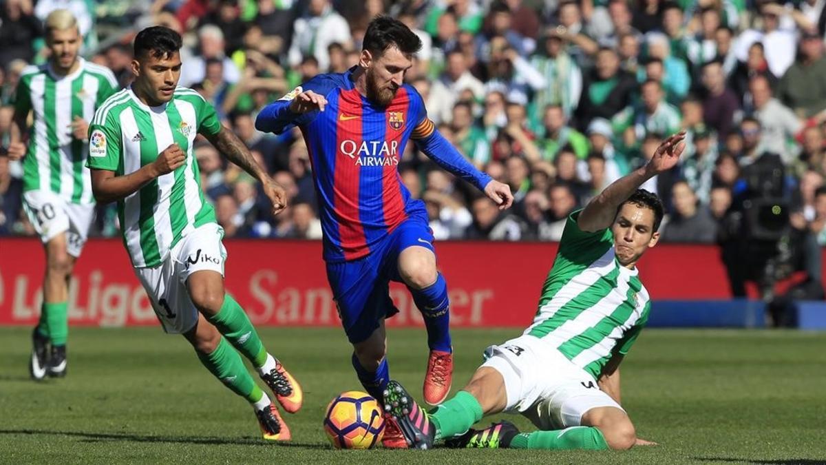 Messi, en una jugada de ataque, en el partido contra el Betis.