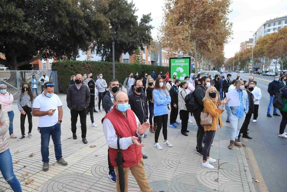 Hosteleros protestan en Cartagena por el cierre de los bares