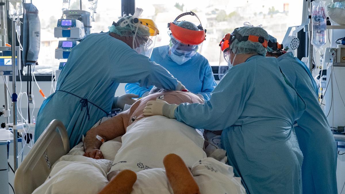 Sanitarios en la UCI del Álvaro Cunqueiro.