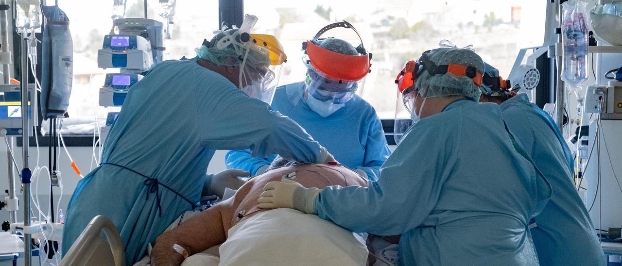 Sanitarios en la UCI del Álvaro Cunqueiro, en Vigo. // David Cabezón - Xunta de Galicia