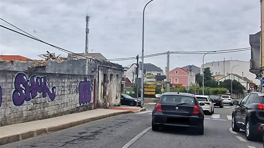 La ruinosa vivienda se sitúa en la entrada de O Grove por Luis A. Meste.