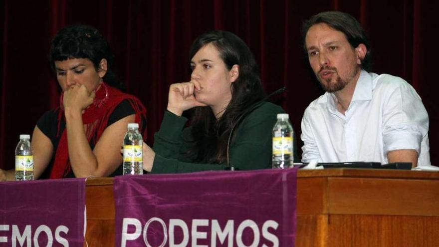 Teresa Rodríguez, Paula Quinteiro y Pablo Iglesias, en Vigo en la campaña de las europeas. // M.G. Brea