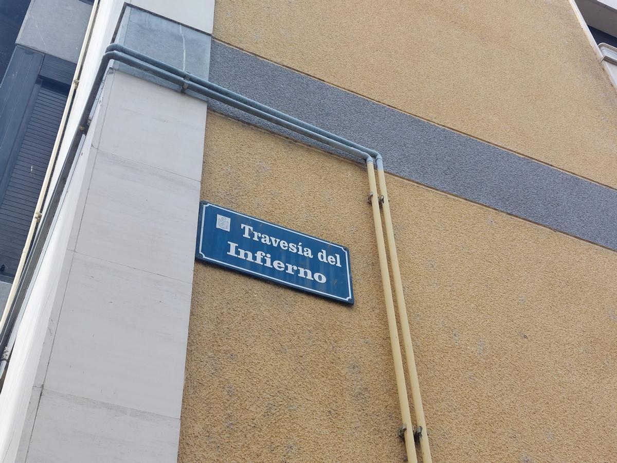 El indicador con el nombre de la calle.