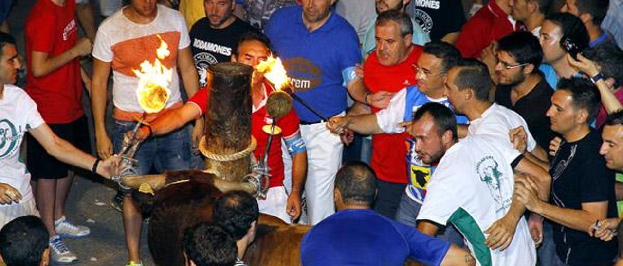 El párroco, en la imagen, en el círculo, no dudó en ponerse delante del astado.