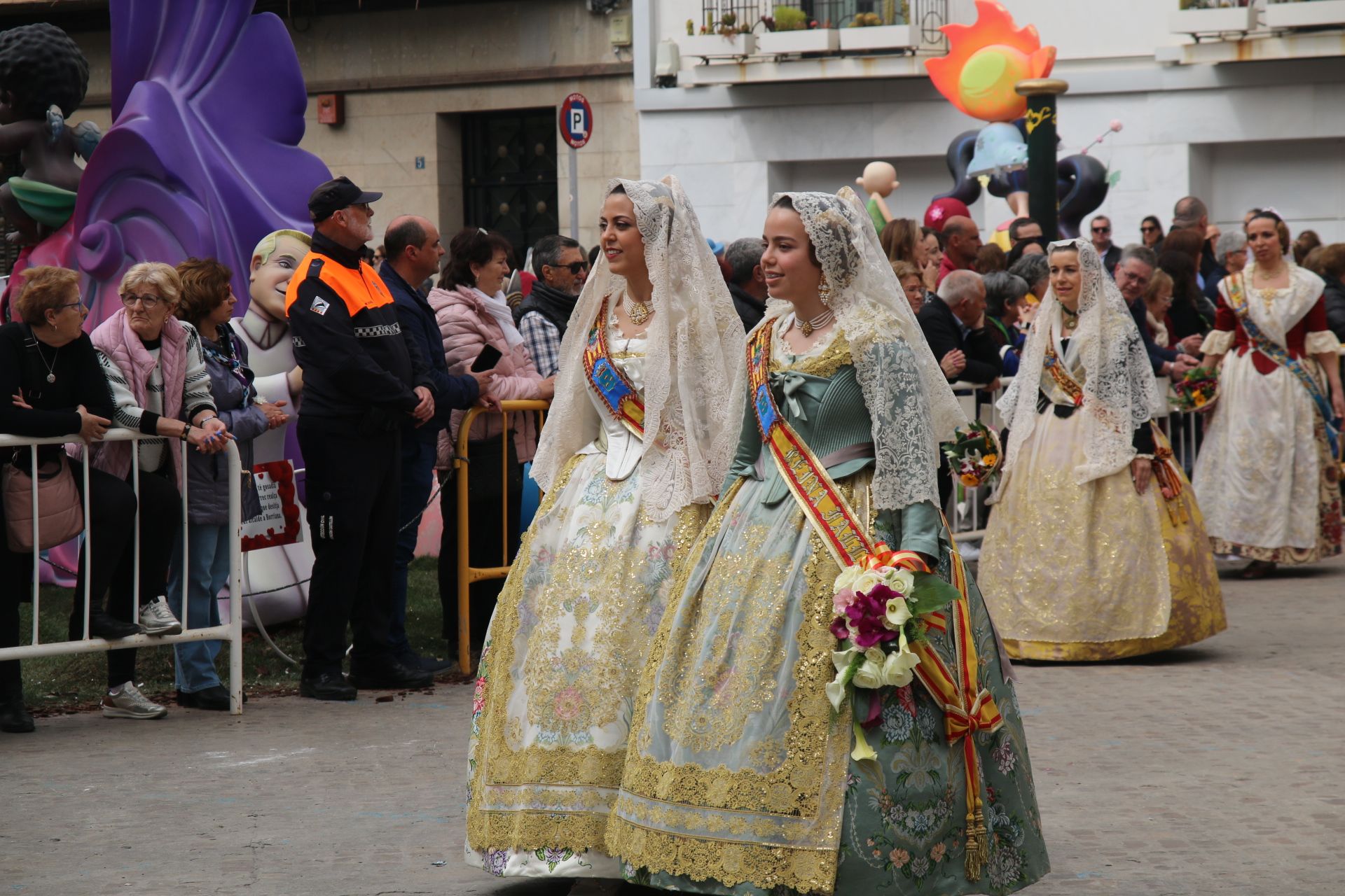 Fotos de la ofrenda a la patrona en las Fallas de Burriana 2024